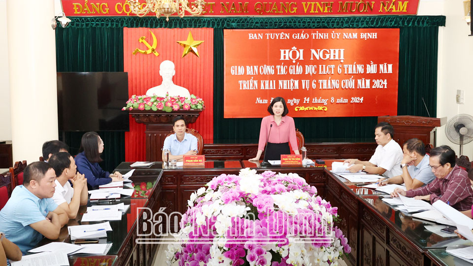 Đồng chí Trưởng Ban Tuyên giáo Tỉnh uỷ Phạm Thị Thu Hằng phát biểu chỉ đạo tại hội nghị. ( ĐT)