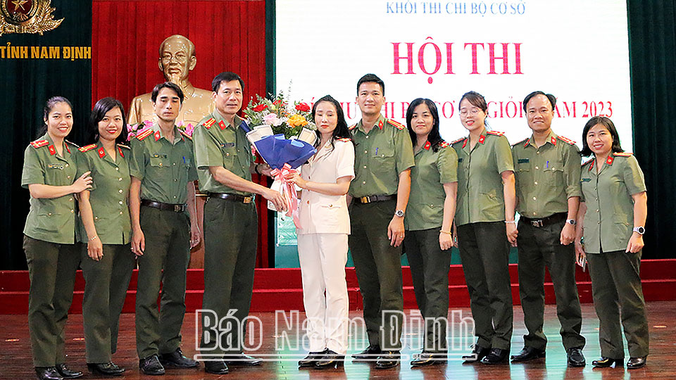 Tập thể cán bộ, chiến sĩ Phòng An ninh chính trị nội bộ (Công an tỉnh) chúc mừng thành viên của đơn vị tham gia Hội thi Bí thư Chi bộ giỏi do Đảng uỷ Công an tỉnh tổ chức năm 2023.