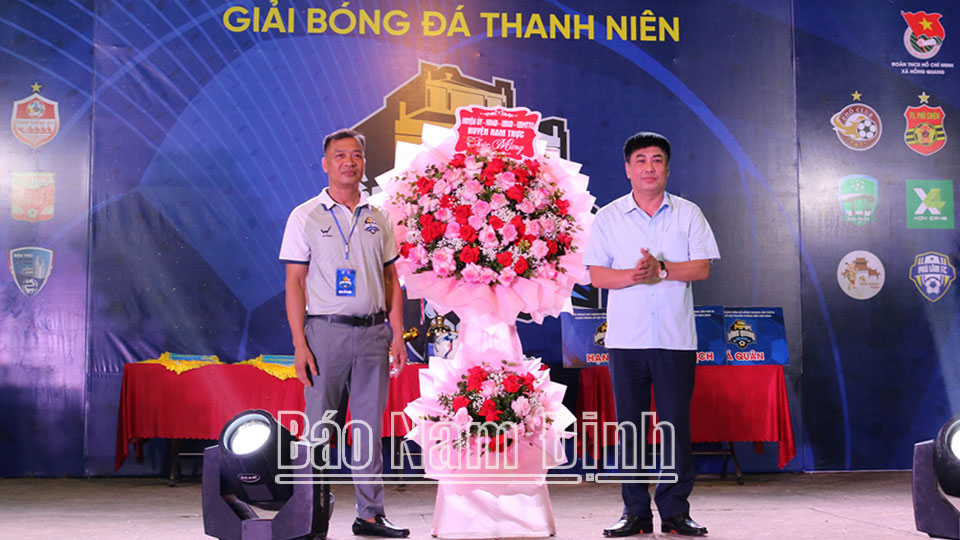 Đồng chí Lưu Quang Tuyển, TUV, Bí thư Huyện uỷ Nam Trực tặng hoa chúc mừng Ban tổ chức giải đấu. 