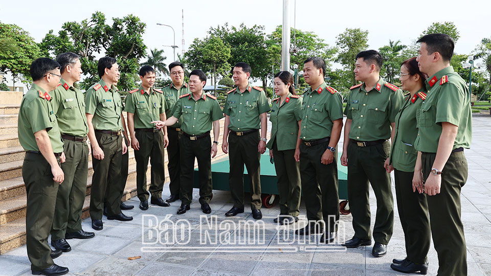 Lãnh đạo Công an tỉnh trao đổi nghiệp vụ với lực lượng An ninh Nội địa về giải quyết ổn định tình hình địa bàn ngay từ cơ sở. 