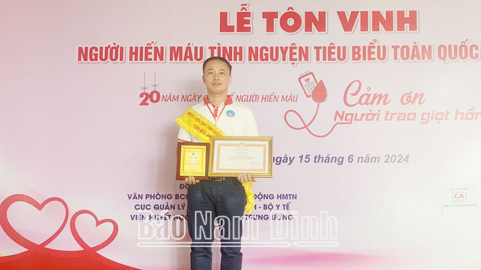 Anh Phạm Văn Thế, xã Trực Mỹ (Trực Ninh) được vinh danh là một trong số 100 người hiến máu tình nguyện tiêu biểu toàn quốc năm 2024 tại Thủ đô Hà Nội.