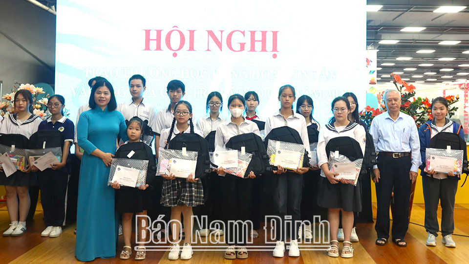 Lãnh đạo Hội LHPN tỉnh và Hội Khuyến học tỉnh trao thưởng cho học sinh đạt thành tích cao trong học tập. (ĐT)