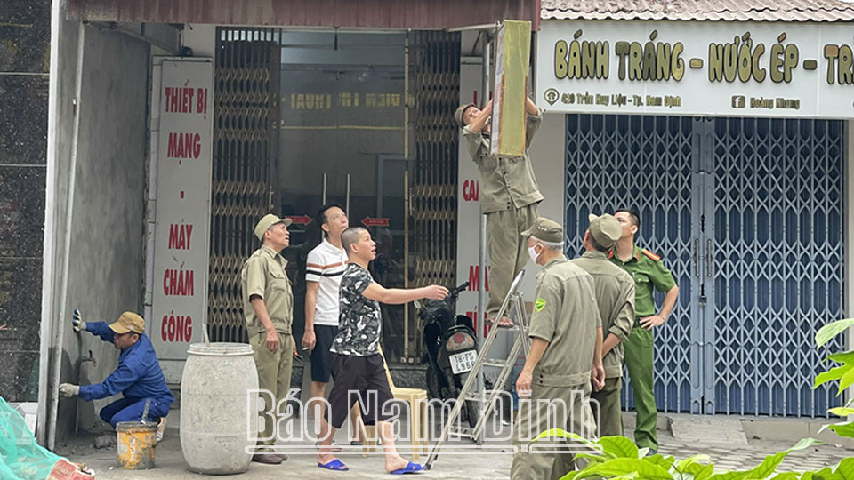 Lực lượng chức năng của phường Văn Miếu (thành phố Nam Định) ra quân xử lý giải tỏa vi phạm lấn chiếm vỉa hè, lòng đường.