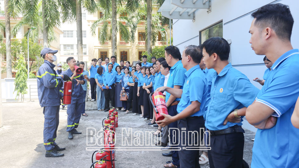 Tập huấn kiến thức, kỹ năng phòng cháy chữa cháy và cứu nạn cứu hộ cho cán bộ, đoàn viên công đoàn