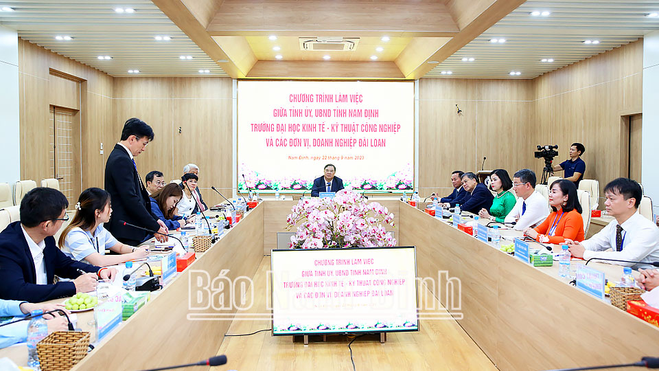 Quang cảnh buổi làm việc giữa Tỉnh ủy UBND tỉnh, Trường Đại học Kinh tế Kỹ thuật Công nghiệp Nam Định và các đơn vị, doanh nghiệp Đài Loan. 