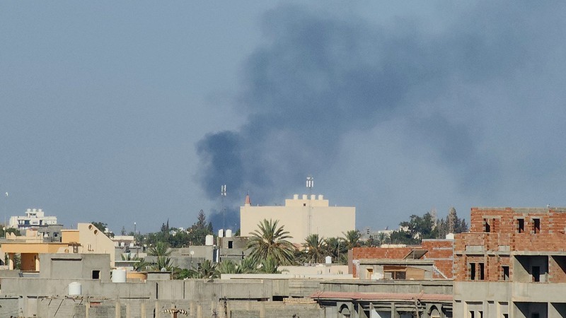 Khói bốc lên sau các cuộc đụng độ ở Tripoli, Libya, ngày 15/8/2023. (Ảnh: AFP/TTXVN)
