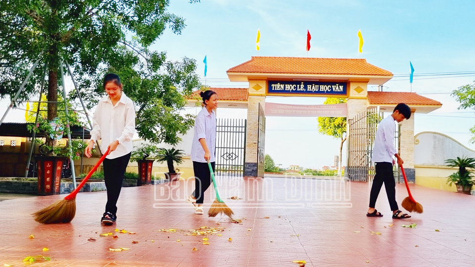 Học sinh Trường THCS Hải Xuân (Hải Hậu) vệ sinh khuôn viên Trường chuẩn bị cho Lễ khai giảng năm học mới.