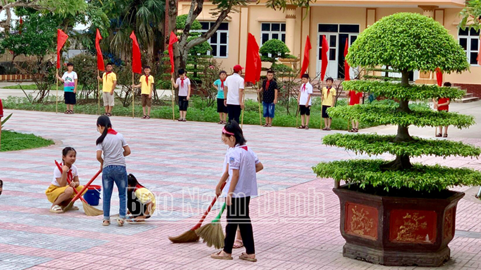 Học sinh Trường Tiểu học Nam Hồng (Nam Trực) vệ sinh trường, lớp chuẩn bị cho Lễ khai giảng năm học mới 2023-2024. 