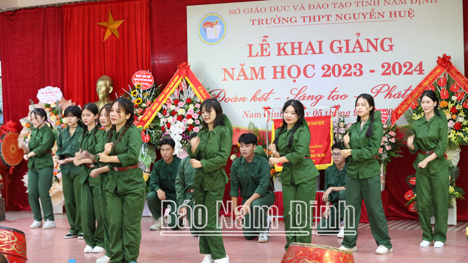 Chương trình văn nghệ Lễ khai giảng năm học mới của trường THPT Nguyễn Huệ.