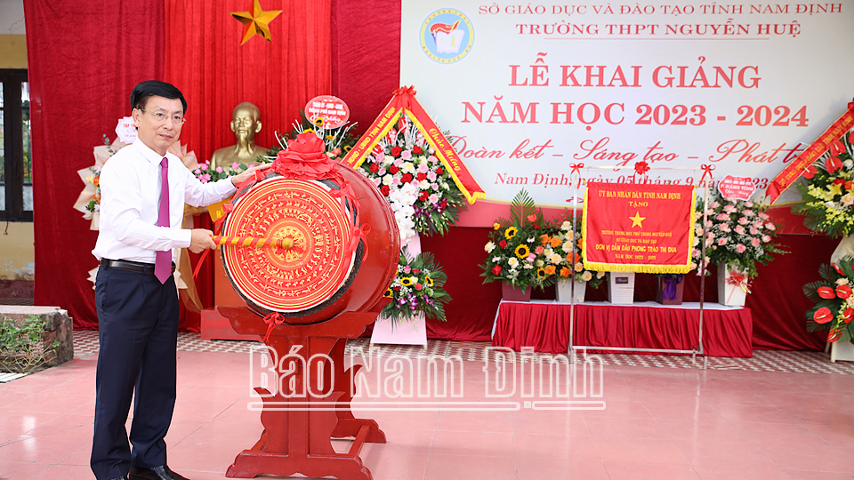 Đồng chí Chủ tịch UBND tỉnh Phạm Đình Nghị đánh trống khai giảng năm học 2023-2024 tại trường THPT Nguyễn Huệ.