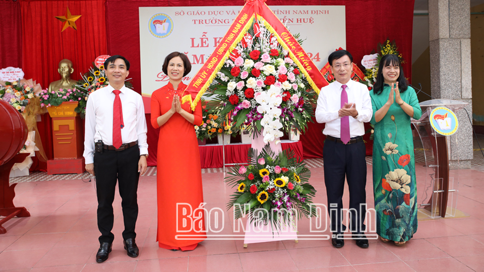 Đồng chí Chủ tịch UBND tỉnh Phạm Đình Nghị tặng cô và trò THPT Nguyễn Huệ lẵng hoa tươi thắm nhân dịp khai giảng năm học mới 2023-2024.