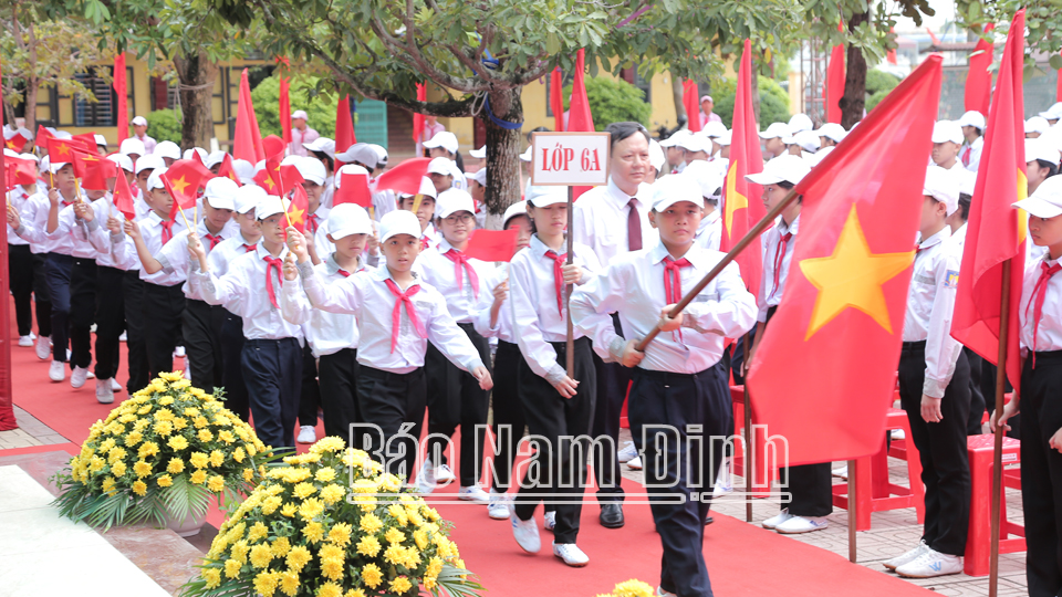 Hân hoan chào đón học sinh lớp 6.