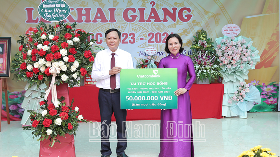 Ngân hàng Ngoại thương Việt Nam (Vietcom bank) chi nhánh Nam Định trao tặng học bổng cho học sinh Trường THCS Nguyễn Hiền.
