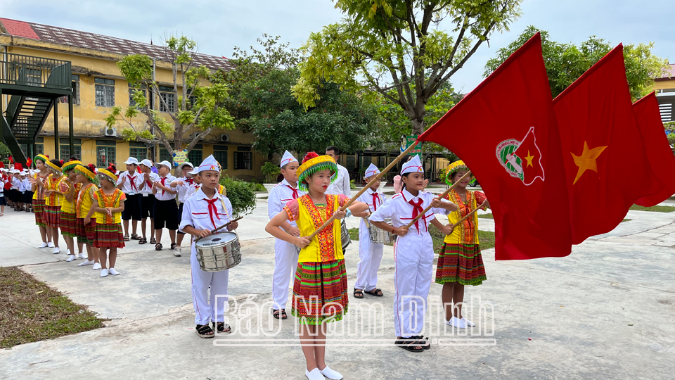 Học sinh Trường Tiểu học Xuân Hòa diễu hành đón chào năm học mới
