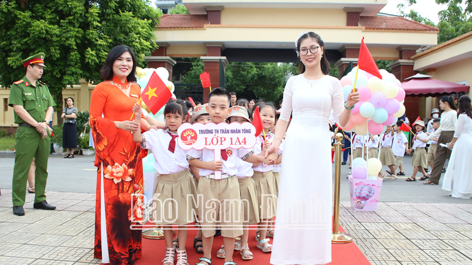  Trường Tiểu học Trần Nhân Tông (thành phố Nam Định) chào đón các em học sinh lớp 1 bước vào năm học mới. 
