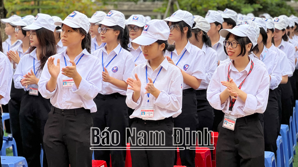 Nữ sinh Trường THPT Giao Thuỷ hân hoan ngày đầu năm học mới.