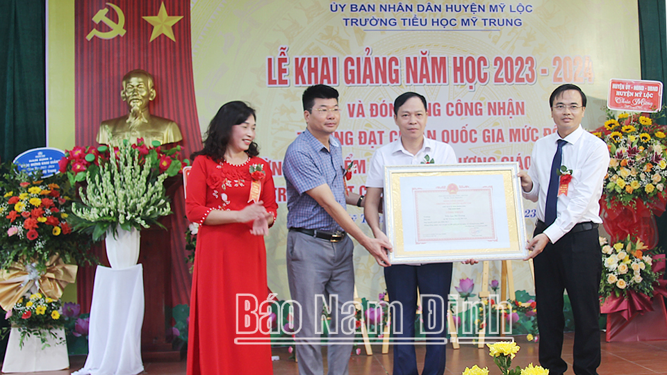 Trường Tiểu học Mỹ Trung (Mỹ Lộc) nhận Bằng công nhận trường đạt chuẩn quốc gia mức độ 1. 