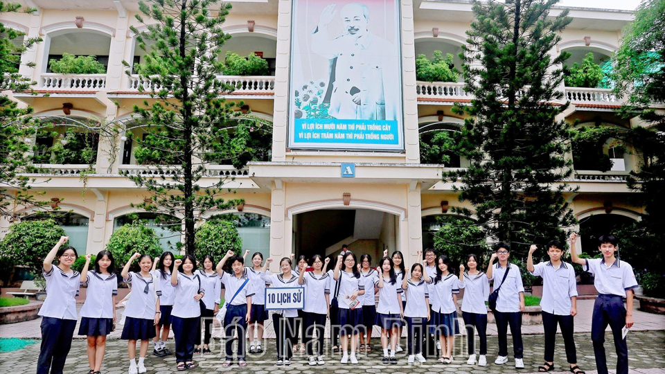 Thầy và trò Trường THPT Chuyên Lê Hồng Phong quyết tâm Dạy tốt, học tốt năm học 2023-2024.