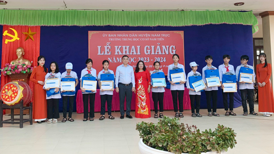 Ông Nguyễn Xuân Cường, Giám đốc Sacombank Chi nhánh Nam Định cùng Ban giám hiệu nhà trường trao học bổng cho các em học sinh Trường THCS Nam Tiến (Nam Trực) tại lễ khai giảng năm học 2023-2024.