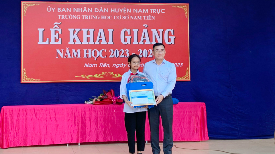 Ông Nguyễn Xuân Cường, Giám đốc Sacombank Chi nhánh Nam Định trao giải thưởng cuộc thi viết “Chắp cánh bay xa” cho học sinh trường THCS Nam Tiến (Nam Trực).