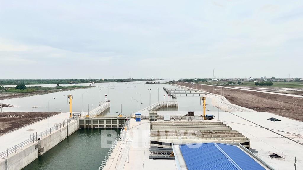 Cụm công trình kênh nối Đáy - Ninh Cơ thuộc Dự án Phát triển giao thông khu vực Đồng bằng Bắc bộ - WB6, là dự án lớn nhất từ trước đến nay được đầu tư vào hạ tầng đường thủy nội địa ở khu vực phía Bắc, mang lại nhiều lợi thế phát triển cho Nam Định và các tỉnh lân cận.