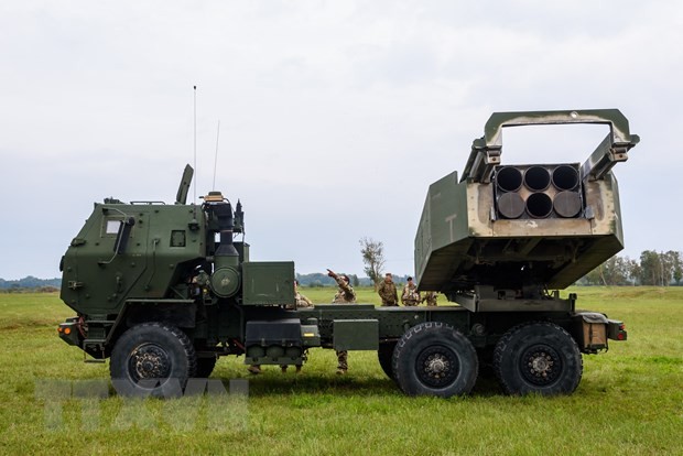 Hệ thống Rocket Đa nòng Cơ động cao (HIMARS) nằm trong gói viện trợ quân sự của Mỹ cho Ukraine. (Ảnh: AFP/TTXVN)
