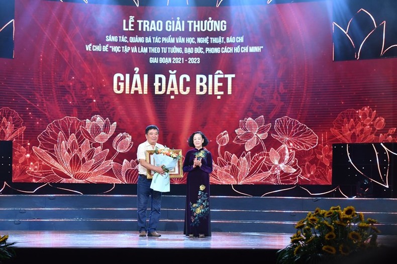 Đồng Trương Thị Mai, Ủy viên Bộ Chính trị, Thường trực Ban Bí thư, Trưởng Ban Tổ chức Trung ương trao giải đặc biệt cho đại diện Nhóm tác giả Bức tranh Panorama Chiến thắng lịch sử Điện Biên Phủ.

