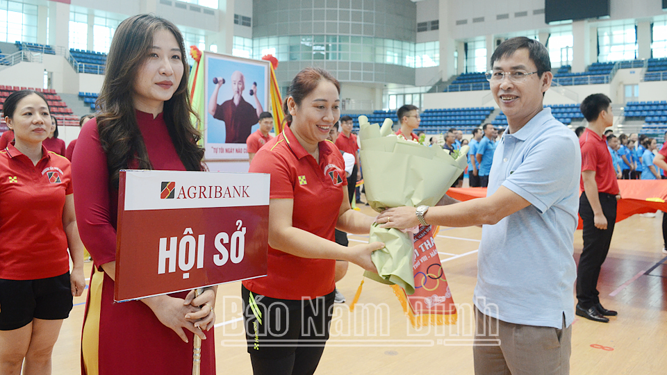 Ông Trịnh Thiết Cương, Giám đốc Agribank Chi nhánh Bắc Nam Định tặng hoa và cờ lưu niệm cho các đoàn vận động viên.
