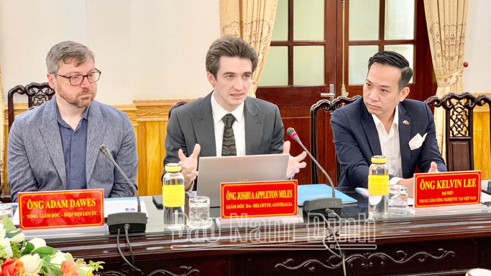 Đại diện Đoàn công tác Hiệp hội Len Australia đề xuất tỉnh cung cấp thông tin về môi trường đầu tư của Nam Định.
            