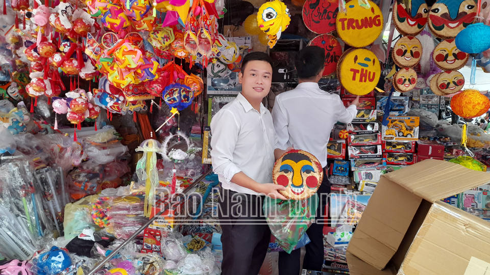 Khách hàng chọn mua đồ chơi Trung thu tại chợ Rồng (thành phố Nam Định).