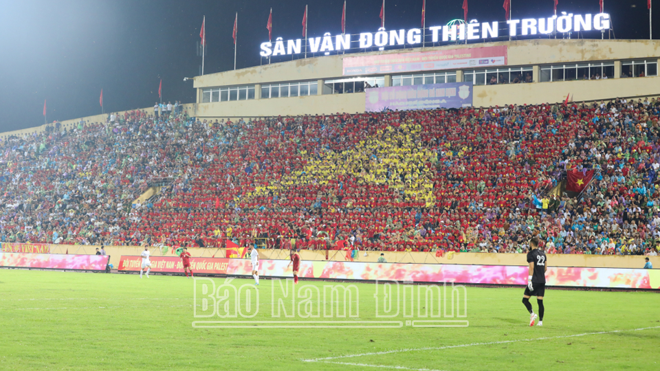 Hàng chục nghìn cổ động viên cổ vũ đội tuyển bóng đá Việt Nam. 
