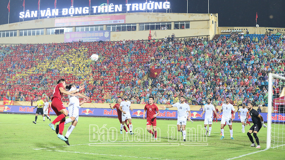 Pha dàn xếp tấn công của các cầu thủ đội tuyển bóng đá Việt Nam. dt6
