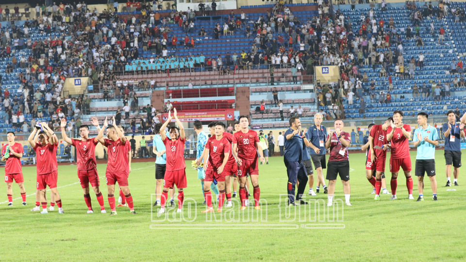 Các cầu thủ và ban huấn luyện đội tuyển bóng đá Việt Nam cảm ơn khán giả đến sân cổ vũ. 
