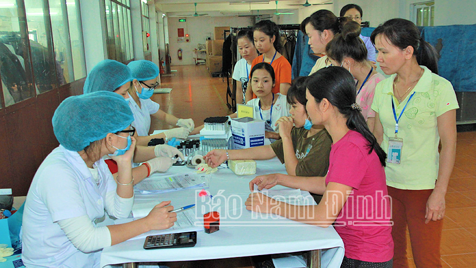Công ty Cổ phần May thêu Việt Phát (Nam Trực) tổ chức khám sức khỏe định kỳ cho nữ công nhân.