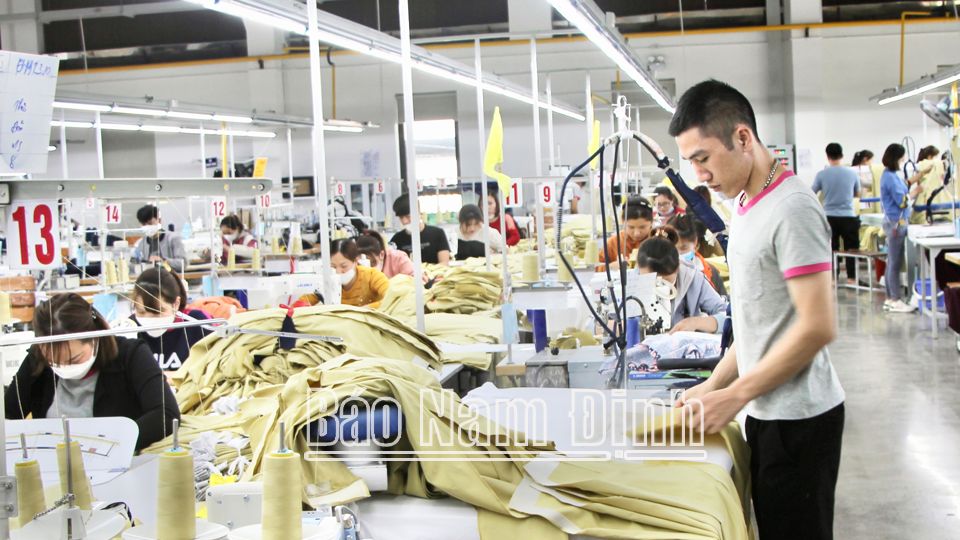 Sản xuất hàng may mặc xuất khẩu tại Công ty Cổ phần May Sông Hồng.

