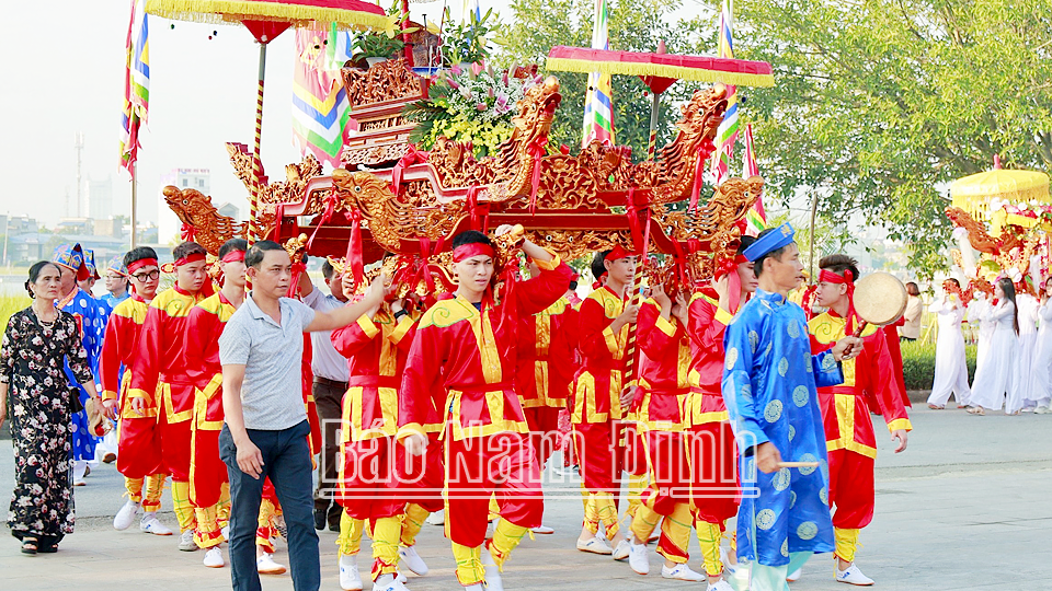 Nghi thức rước kiệu trong lễ hội Đền Trần, phường Lộc Vượng (thành phố Nam Định). 
Ảnh: Khánh Dũng