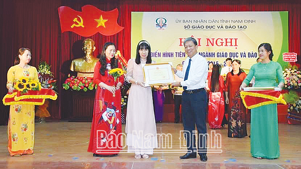 Cô giáo Phạm Thị Long Quân nhận giấy khen Điển hình tiên tiến ngành Giáo dục và Đào tạo tỉnh.
Ảnh: Do nhân vật cung cấp

