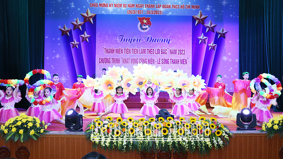 Tham gia các hoạt động ngoại khóa giúp thiếu niên, nhi đồng phát triển toàn diện (Trong ảnh: Biểu diễn văn nghệ của đội viên thành phố Nam Định).
