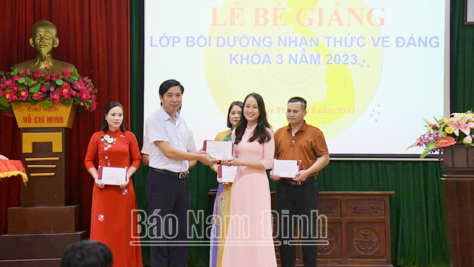 Trung tâm chính trị huyện Ý Yên trao giấy chứng nhận cho các học viên tại Lễ bế giảng lớp bồi dưỡng nhận thức về Đảng khóa 3 năm 2023.