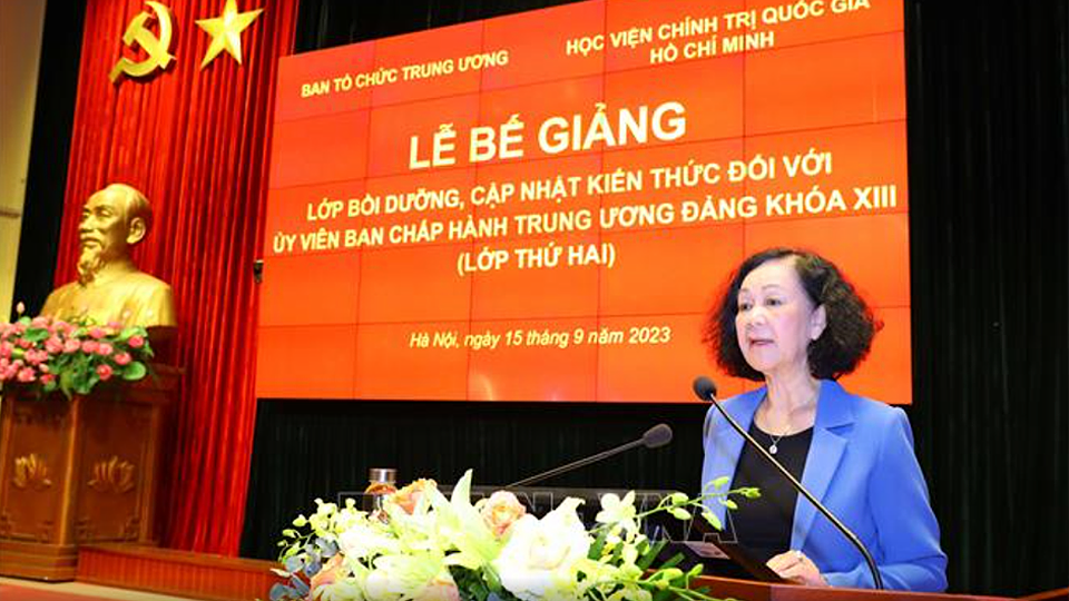 Đồng chí Trương Thị Mai Trưởng ban Tổ chức Trung ương phát biểu chỉ đạo và bế giảng lớp học.