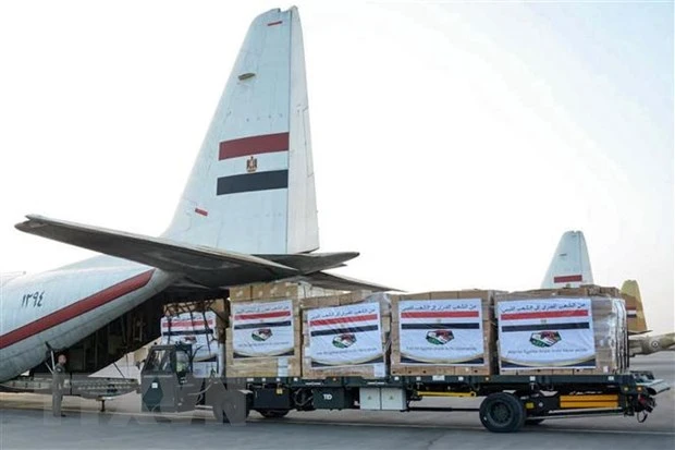 Binh sỹ chuyển hàng cứu trợ nhân đạo của chính phủ Ai Cập giúp người dân Libya lên máy bay ở Cairo. (Ảnh: AFP/TTXVN)
