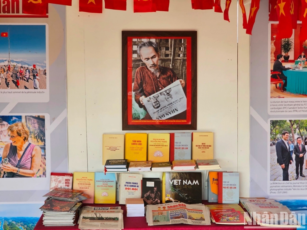 Trưng bày sách và các ấn phẩm về Chủ tịch Hồ Chí Minh, Đảng Cộng sản Việt Nam, công cuộc đổi mới và hội nhập quốc tế.

