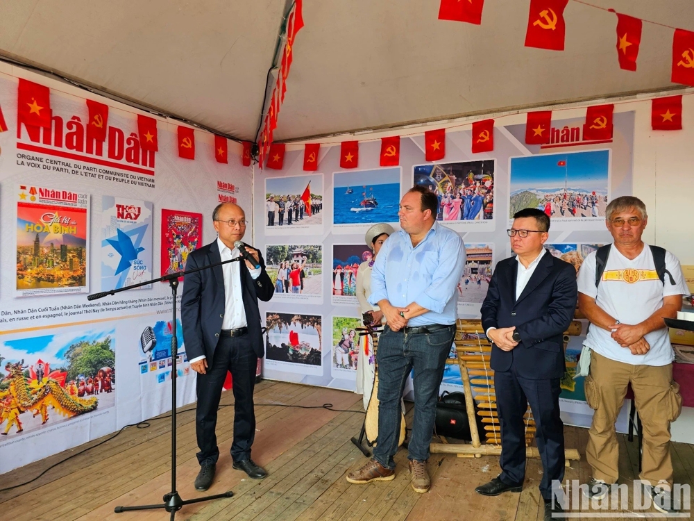Đại sứ Việt Nam tại Pháp Đinh Toàn Thắng nhấn mạnh ý nghĩa của các hoạt động tại gian trưng bày do Báo Nhân Dân tổ chức, góp phần quảng bá Việt Nam và tăng cường giao lưu với bạn bè quốc tế.

