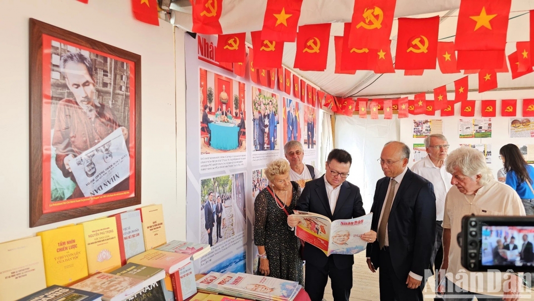 Tổng Biên tập Lê Quốc Minh giới thiệu những đổi mới trên các ấn phẩm của Báo Nhân Dân với các bạn Pháp.

