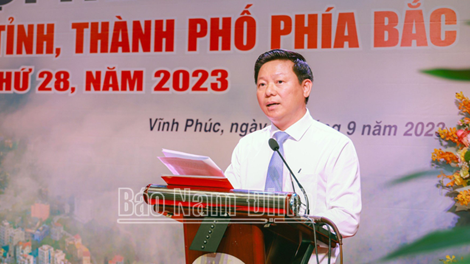 Đồng chí Phó Trưởng Ban Tuyên giáo Trung ương Trần Thanh Lâm phát biểu tại Hội thảo. 
