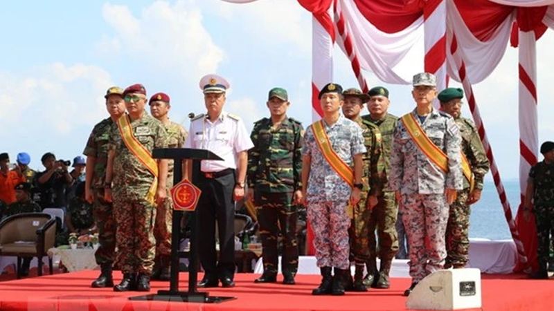 Đại diện quân đội các nước tham gia Diễn tập Đoàn kết ASEAN lần thứ nhất. (Ảnh: Hữu Chiến/TTXVN)
