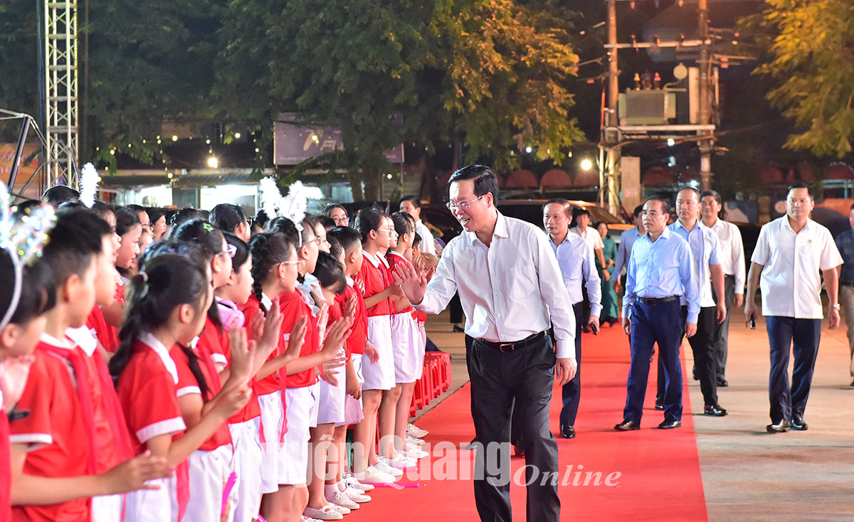 Thiếu nhi Tuyên Quang chào đón Chủ tịch nước Võ Văn Thưởng. 