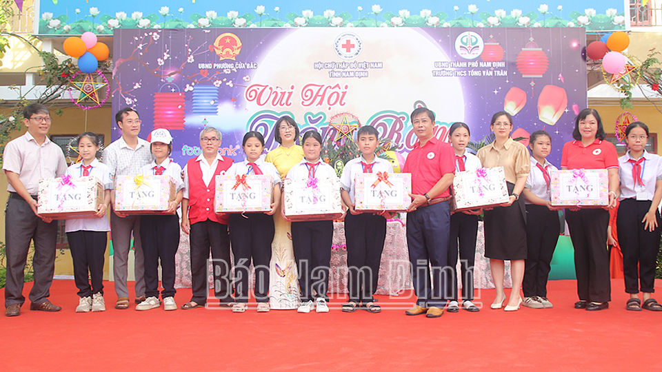 Hội Chữ thập đỏ tỉnh tặng quà cho học sinh Trường THCS Tống Văn Trân (thành phố Nam Định) trong Chương trình Vui hội trăng rằm năm 2023.