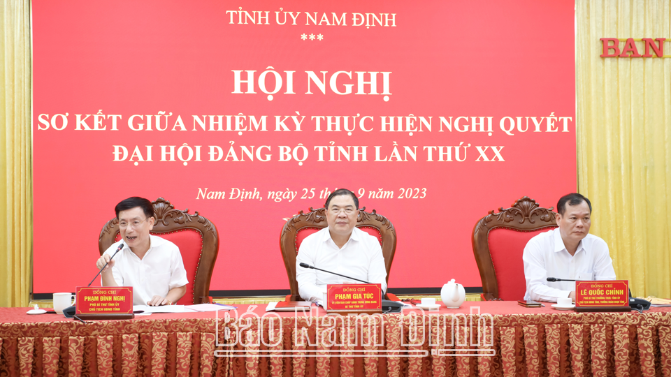 Đồng chí Chủ tịch UBND tỉnh Phạm Đình Nghị điều hành phiên thảo luận.