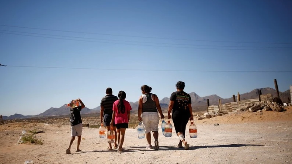 Người dân ở Ciudad Juarez, Mexico được tặng những chai nước uống. Ảnh: Reuters.
